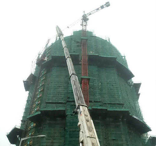 福泉吊车在工地上作业